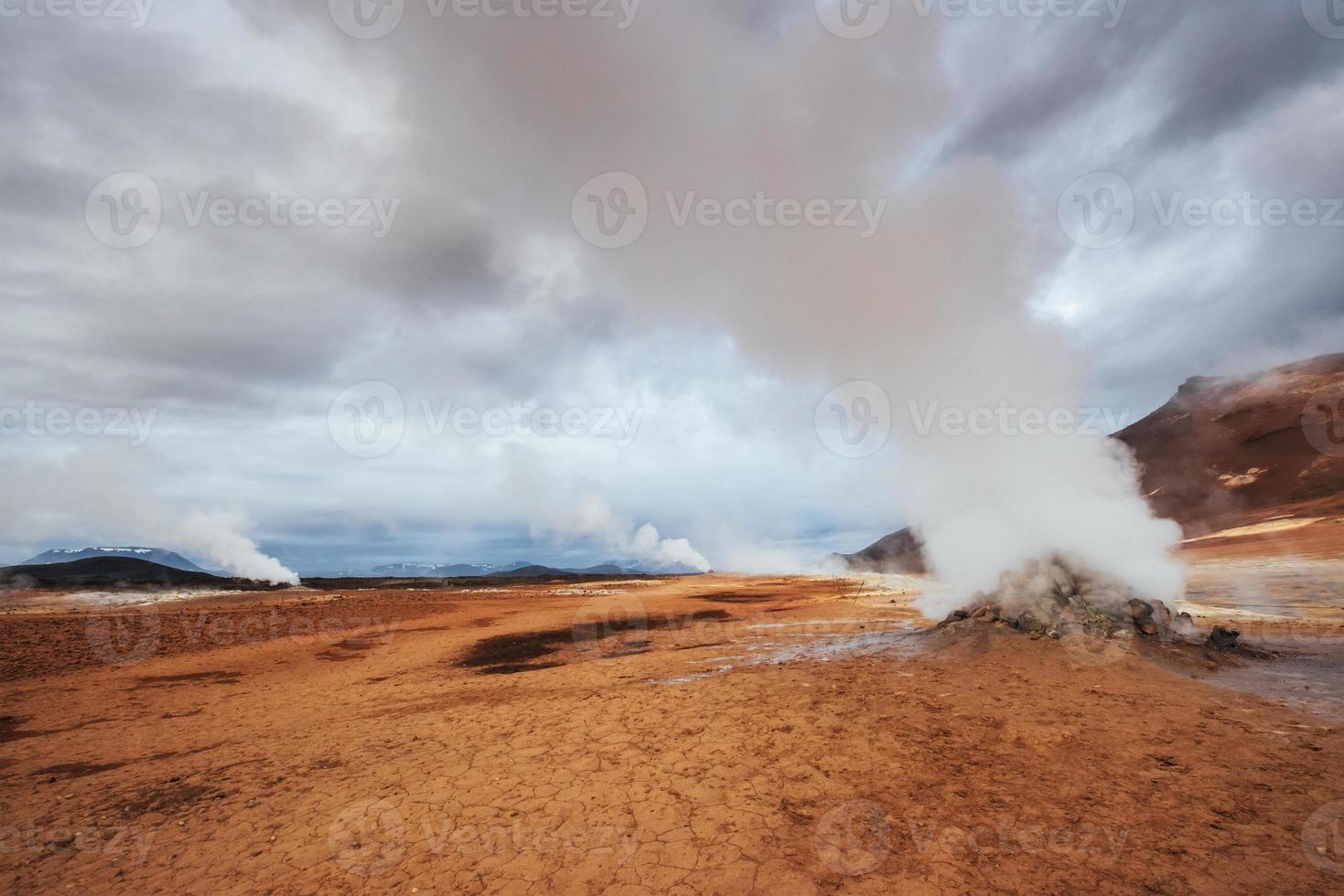 Island vulkanernas land, varma källor, is, vattenfall, outtalat väder, rök, glaciärer, starka floder, vacker färgstark vild natur, laguner, fantastiska djur, aurora, lava foto