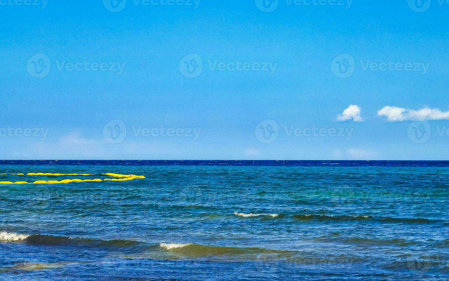 tropisk karibiska strand klar turkos vatten playa del carmen Mexiko. foto