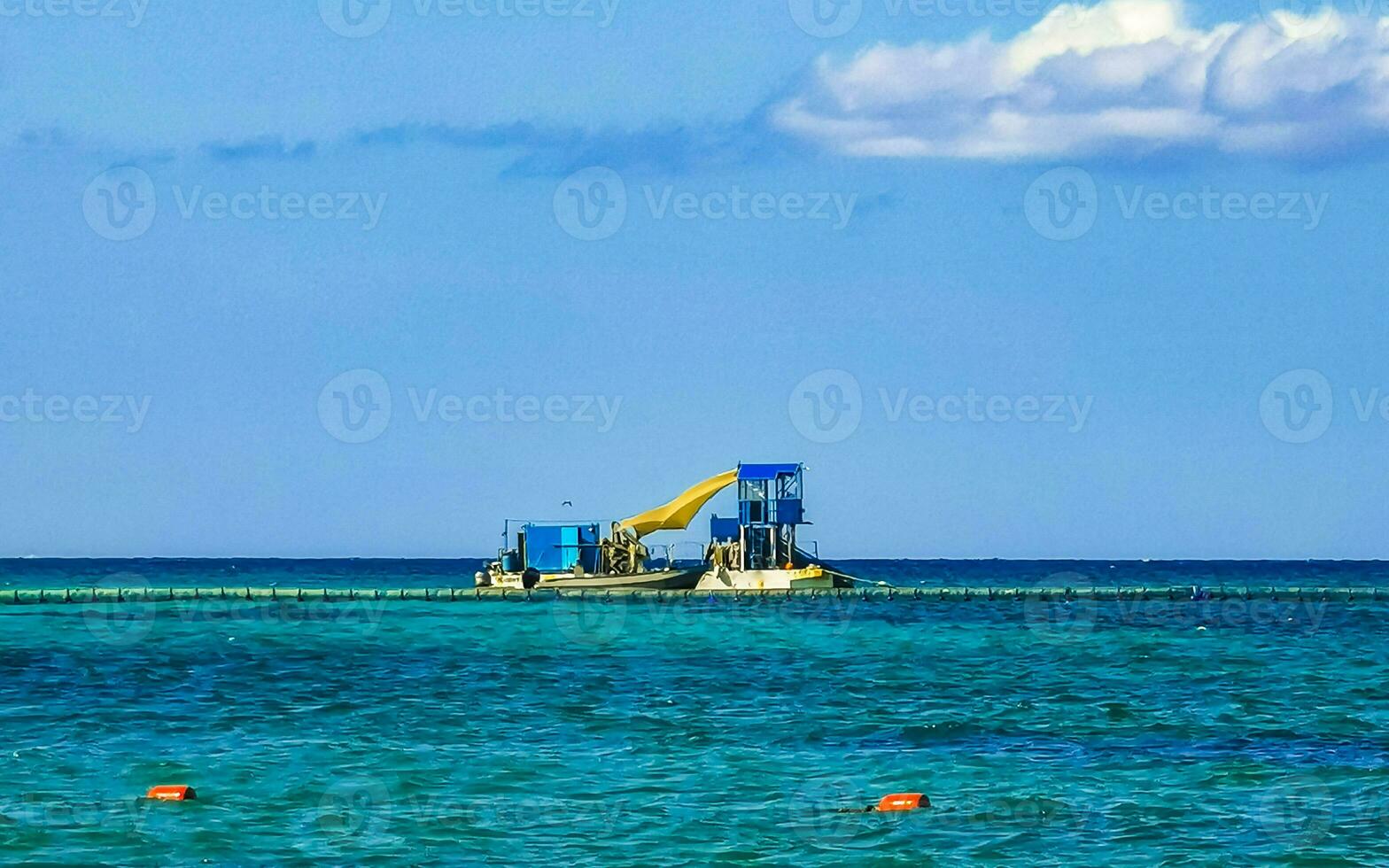 båtar yachter fartyg katamaran brygga strand playa del carmen Mexiko. foto