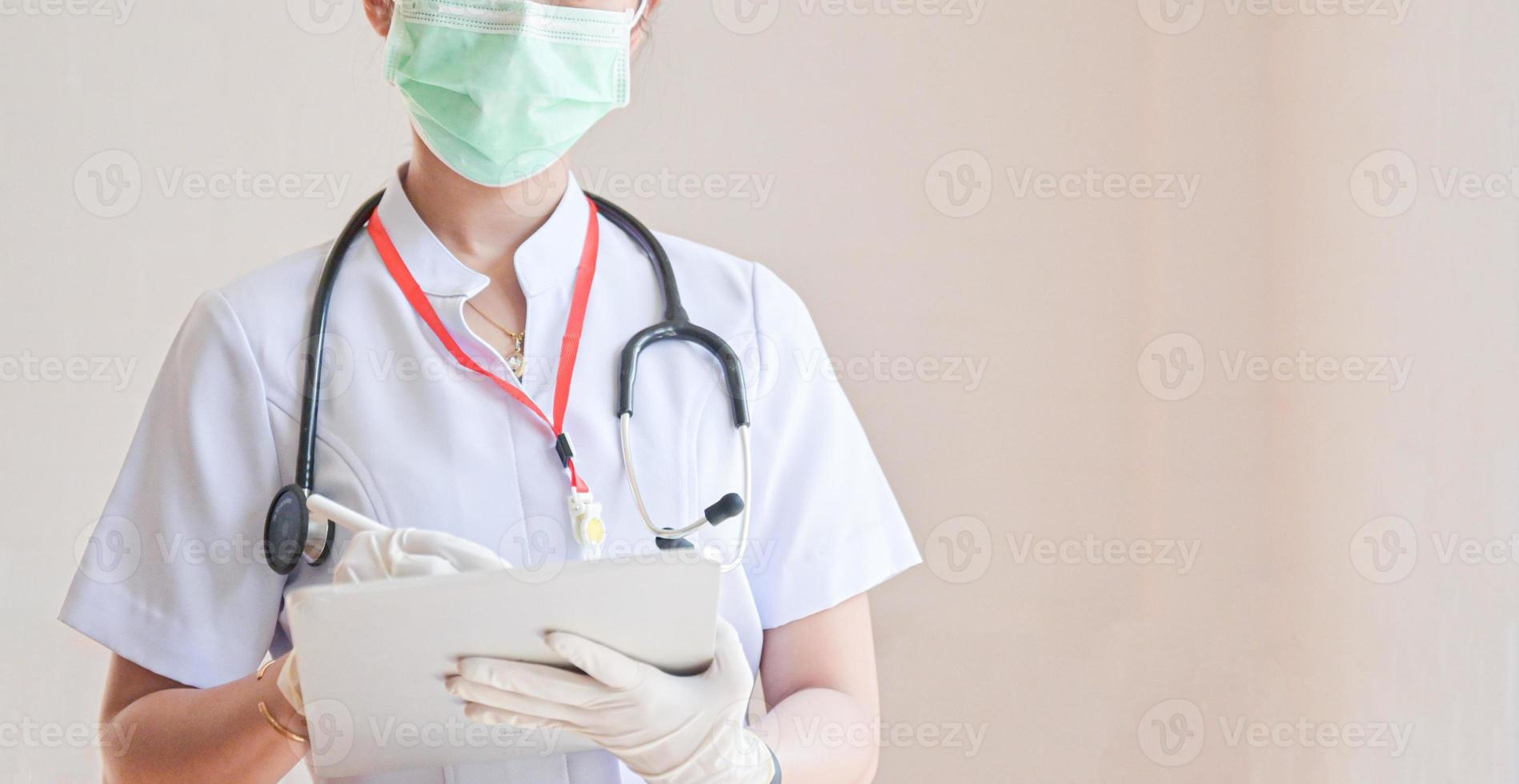 läkaren höll en tablett i handen för att söka information om patientens behandling. foto