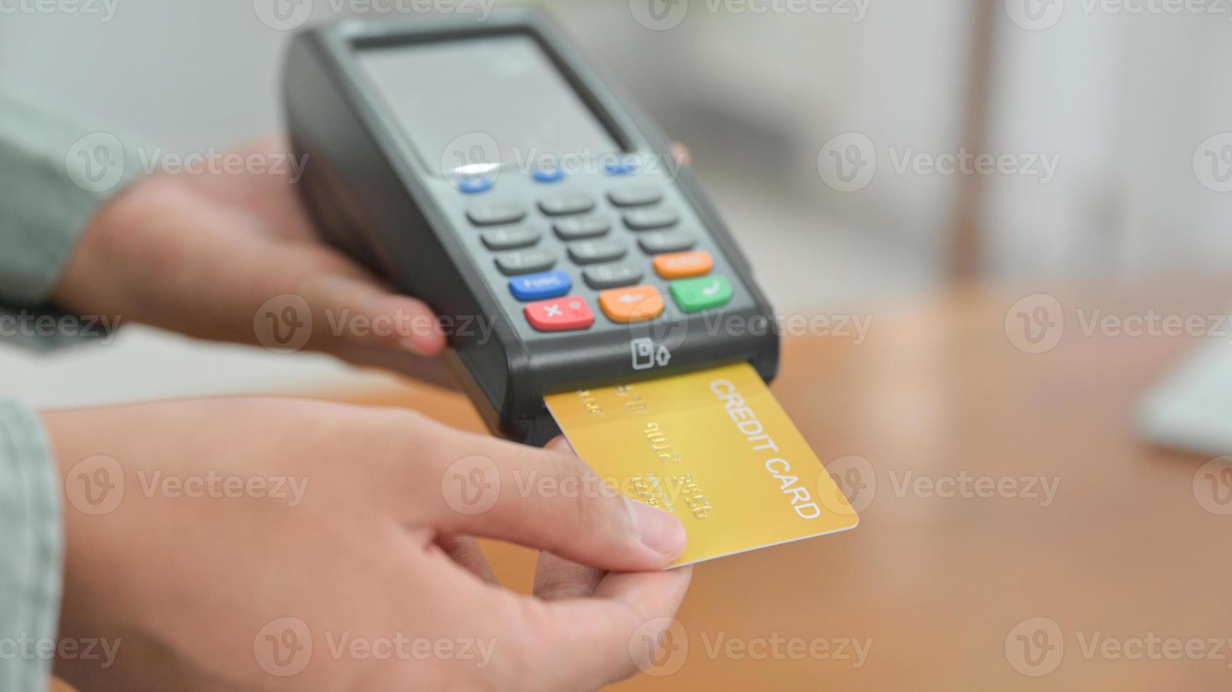 närbild av anställda accepterar kreditkortbetalningar via edc. foto