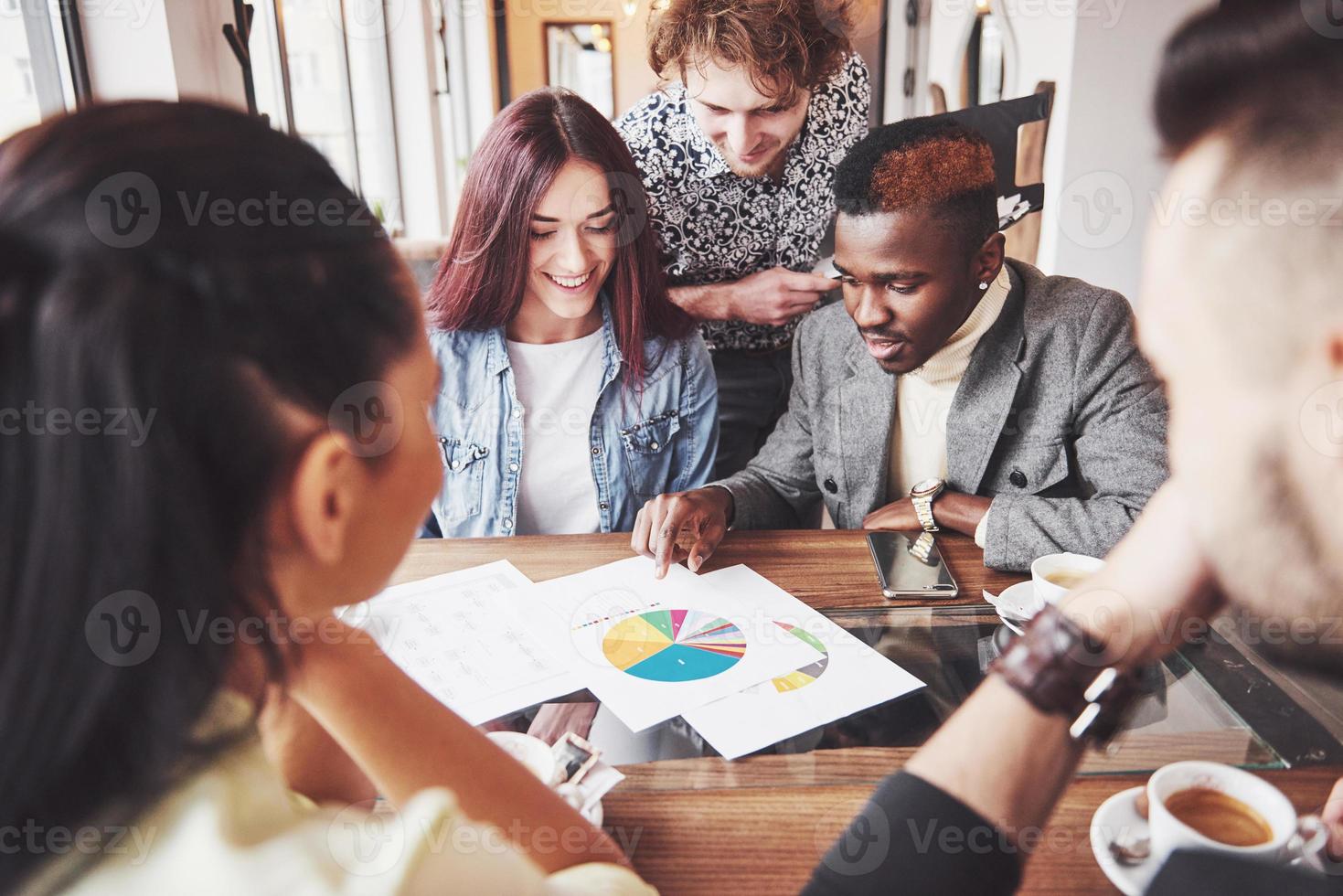 grupp av tillfälligt klädda affärsmän som diskuterar idéer. kreativa proffs samlades för att diskutera de viktiga frågorna för det nya framgångsrika startprojektet. lagarbete brainstorming koncept foto