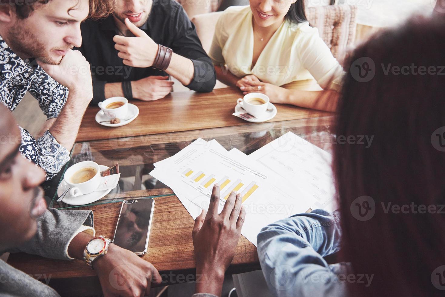 grupp av tillfälligt klädda affärsmän som diskuterar idéer. kreativa proffs samlades för att diskutera de viktiga frågorna för det nya framgångsrika startprojektet. lagarbete brainstorming koncept foto