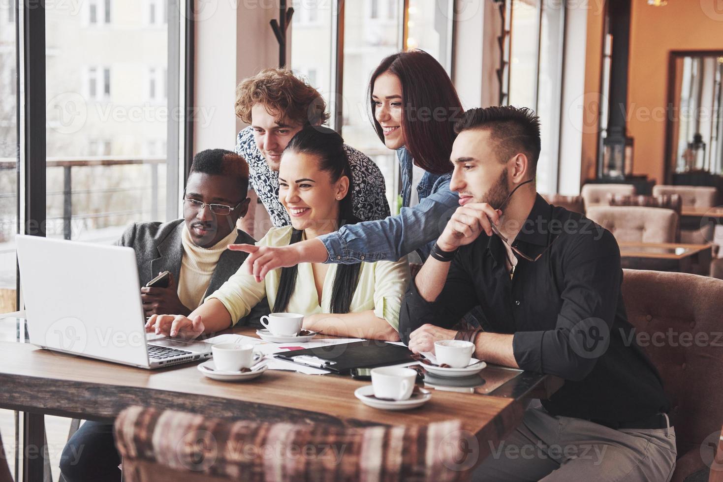 gruppporträtt av glada gamla vänner kommunicerar med varandra, vän poserar på café, människor i urban stil som har kul, koncept om ungdomssamhälle livsstil. wifi ansluten foto