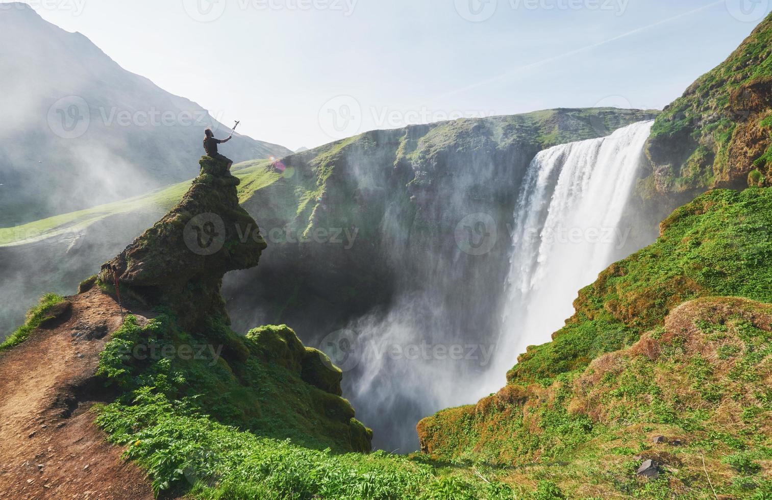 stort vattenfall skogafoss på söder om Island nära staden skogar. dramatisk och pittoresk scen foto