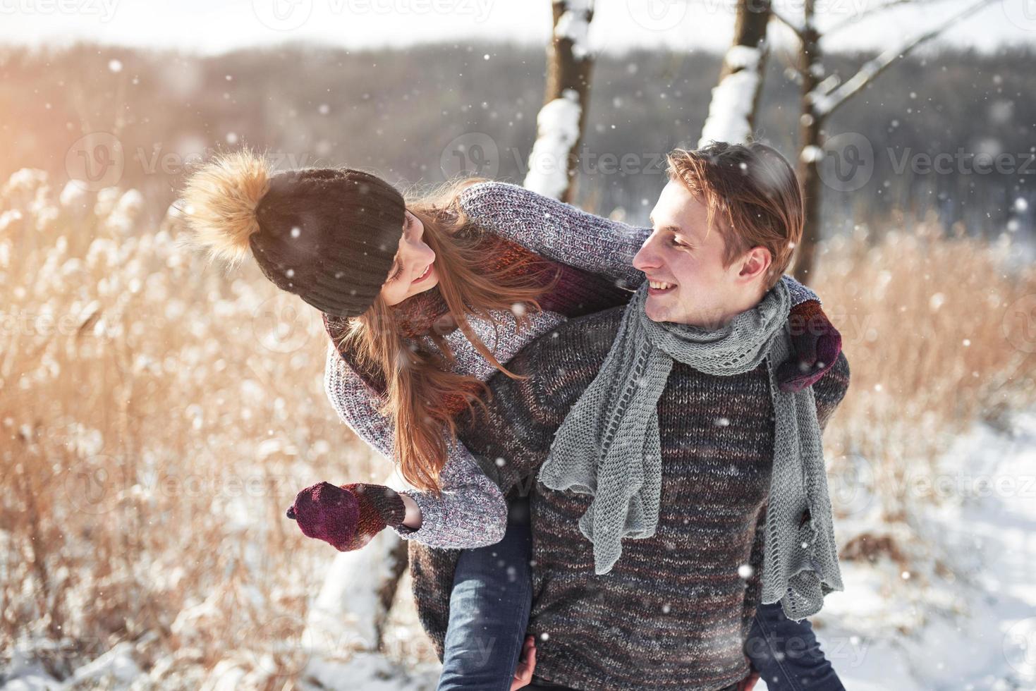 par har roligt och skrattar. puss. ungt hipsterpar som kramar varandra i vinterparken. vinterns kärlekshistoria, ett vackert snyggt ungt par. vinter mode koncept med pojkvän och flickvän foto