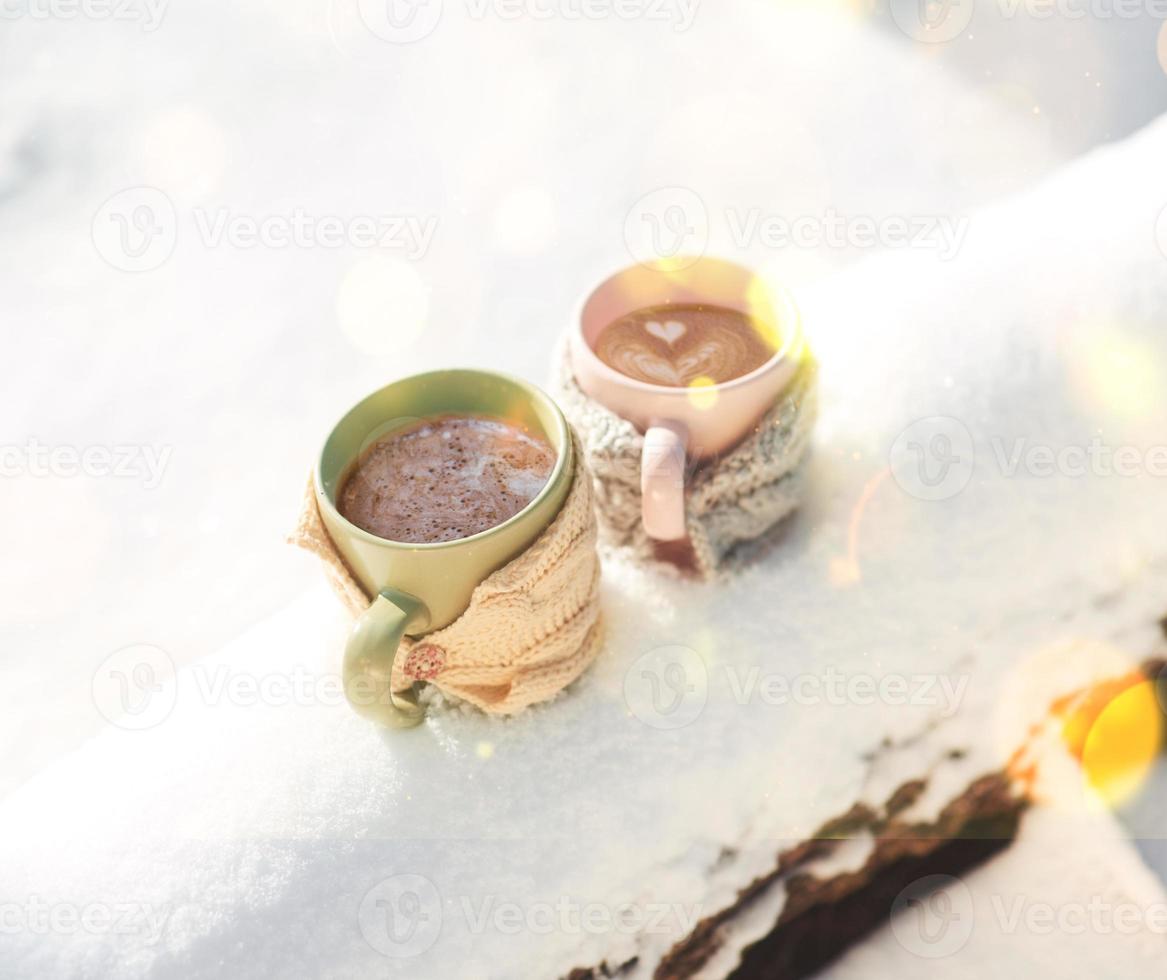 två koppar te på bakgrunden av ett vinterlandskap foto