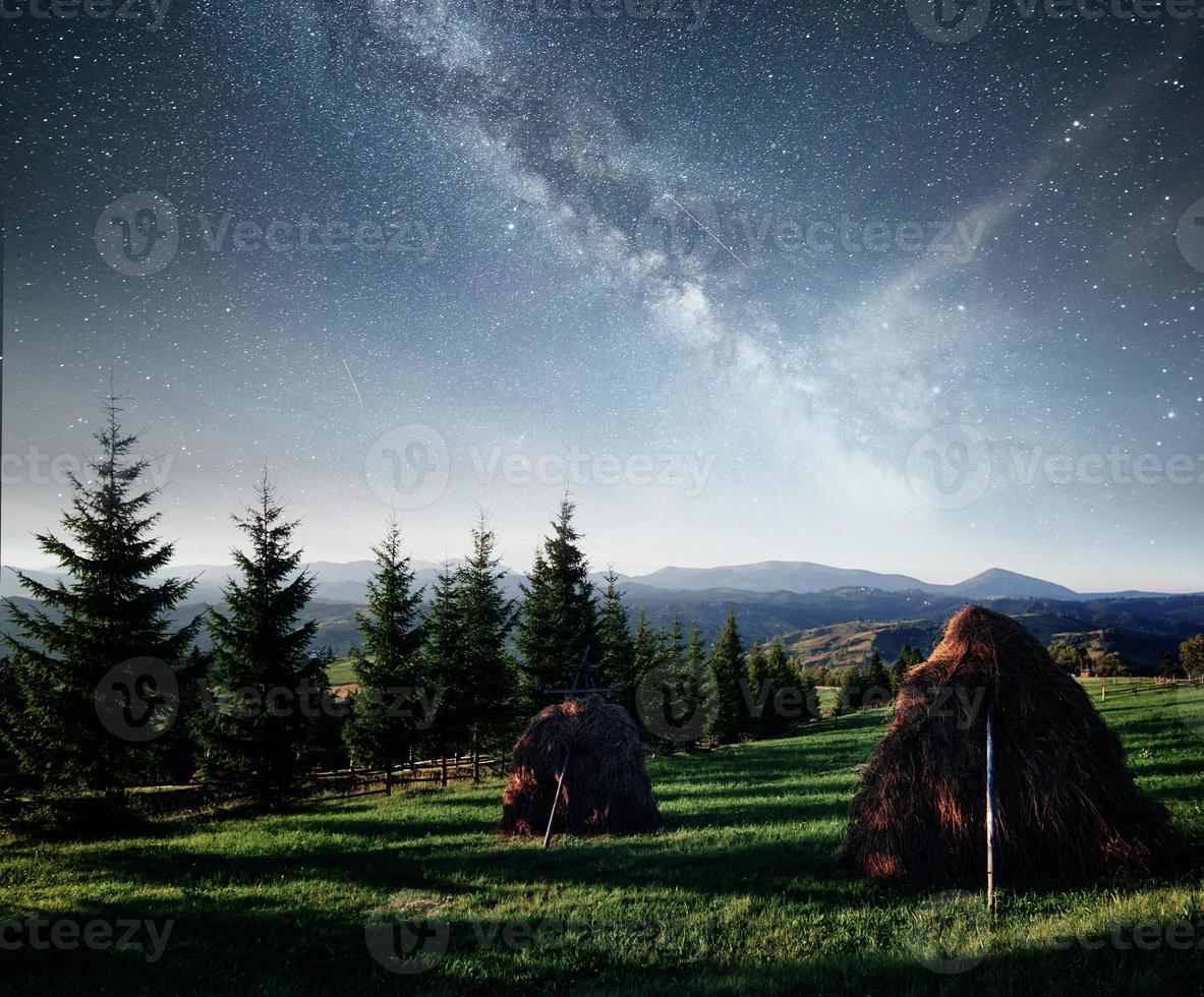 bergskedja i karpaterna under höstnatten under stjärnorna. fantastiskt evenemang. Ukraina, Europa foto