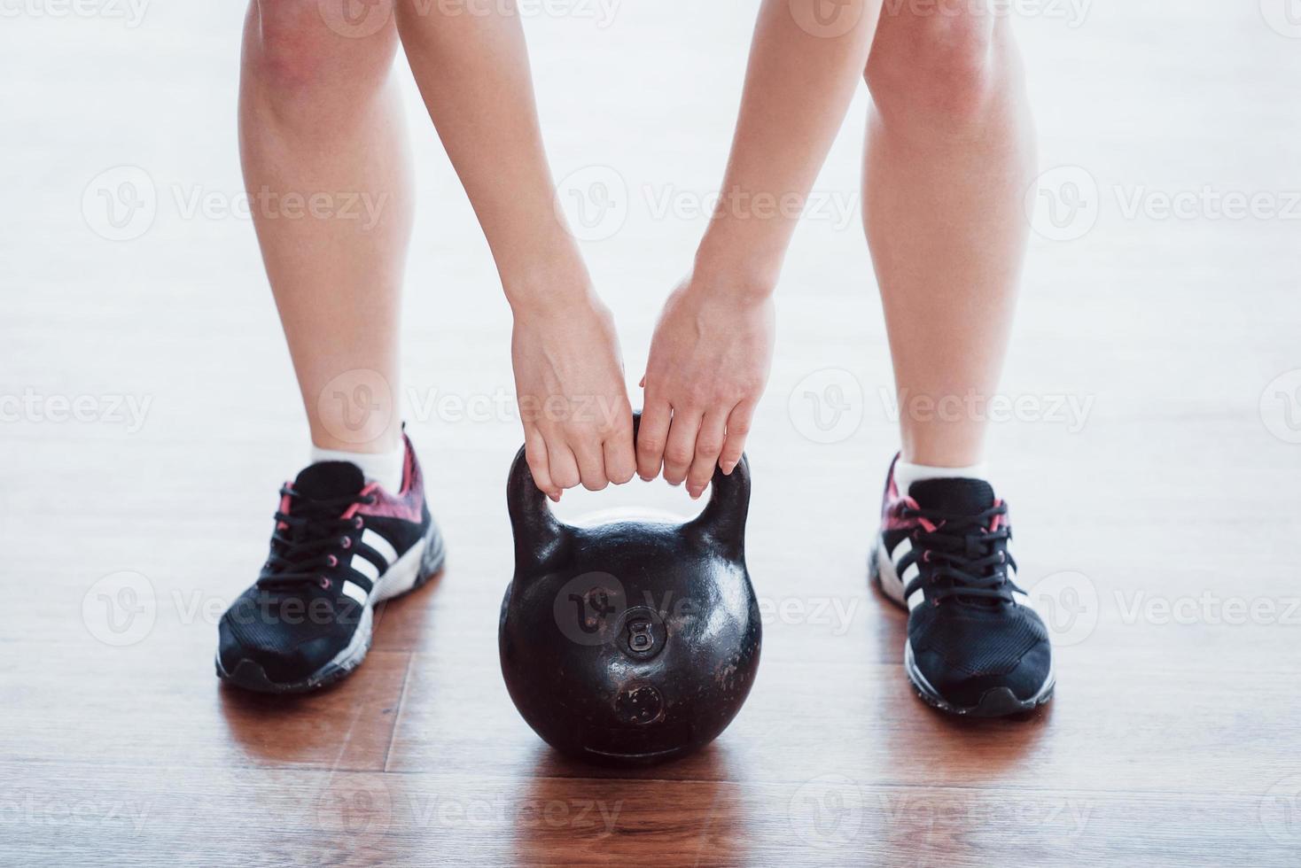 aktiv tjej i fitness gym. koncept träning hälsosam livsstil sport foto