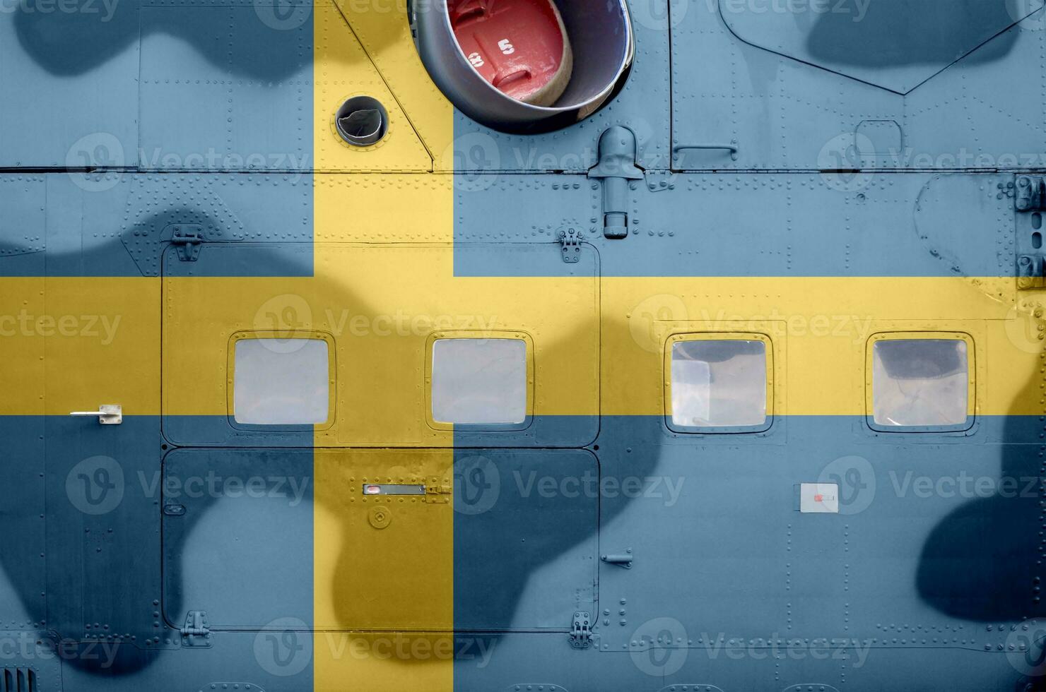 Sverige flagga avbildad på sida del av militär armerad helikopter närbild. armén krafter flygplan konceptuell bakgrund foto