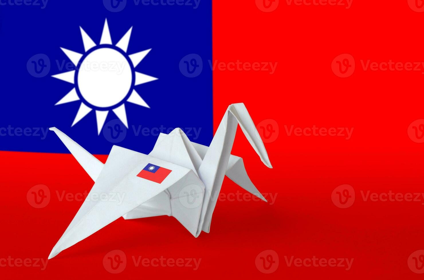 taiwan flagga avbildad på papper origami kran vinge. handgjort konst begrepp foto