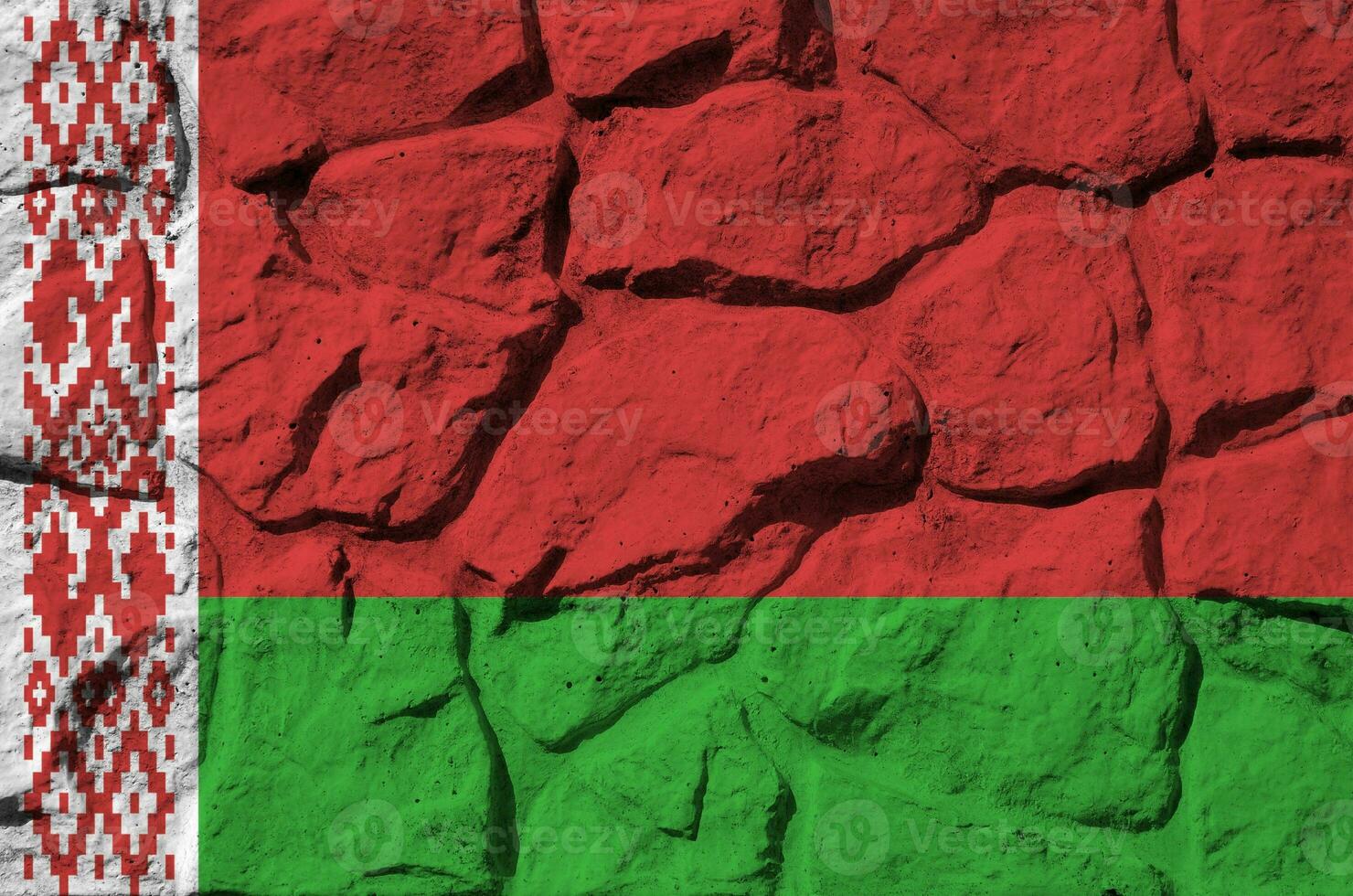 Vitryssland flagga avbildad i måla färger på gammal sten vägg närbild. texturerad baner på sten vägg bakgrund foto