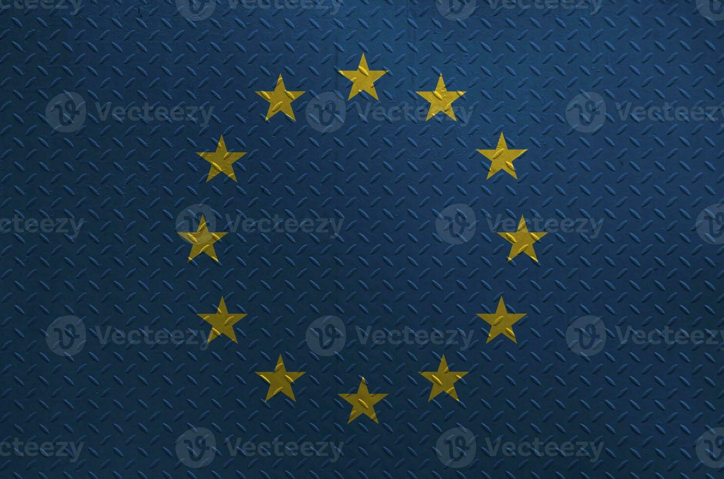 europeisk union flagga avbildad i måla färger på gammal borstat metall tallrik eller vägg närbild. texturerad baner på grov bakgrund foto