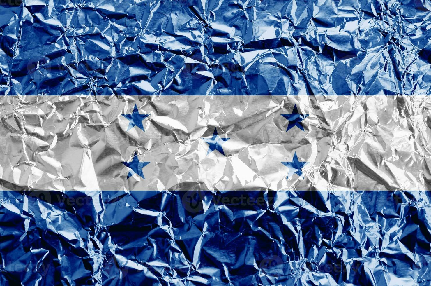 honduras flagga avbildad i måla färger på skinande skrynkliga aluminium folie närbild. texturerad baner på grov bakgrund foto
