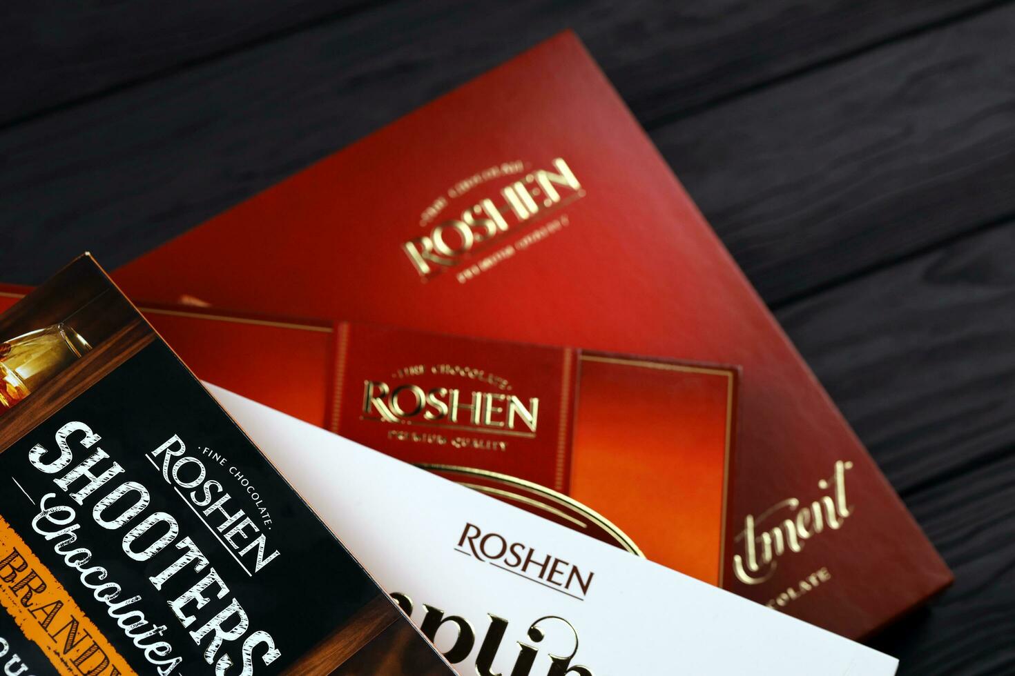 Kharkov, ukraina - januari 11, 2021 roshen choklad godis lådor. roshen är ukrainska företag var rankad 18: e i godis industri topp 100 lista av världens största konfektyr företag foto
