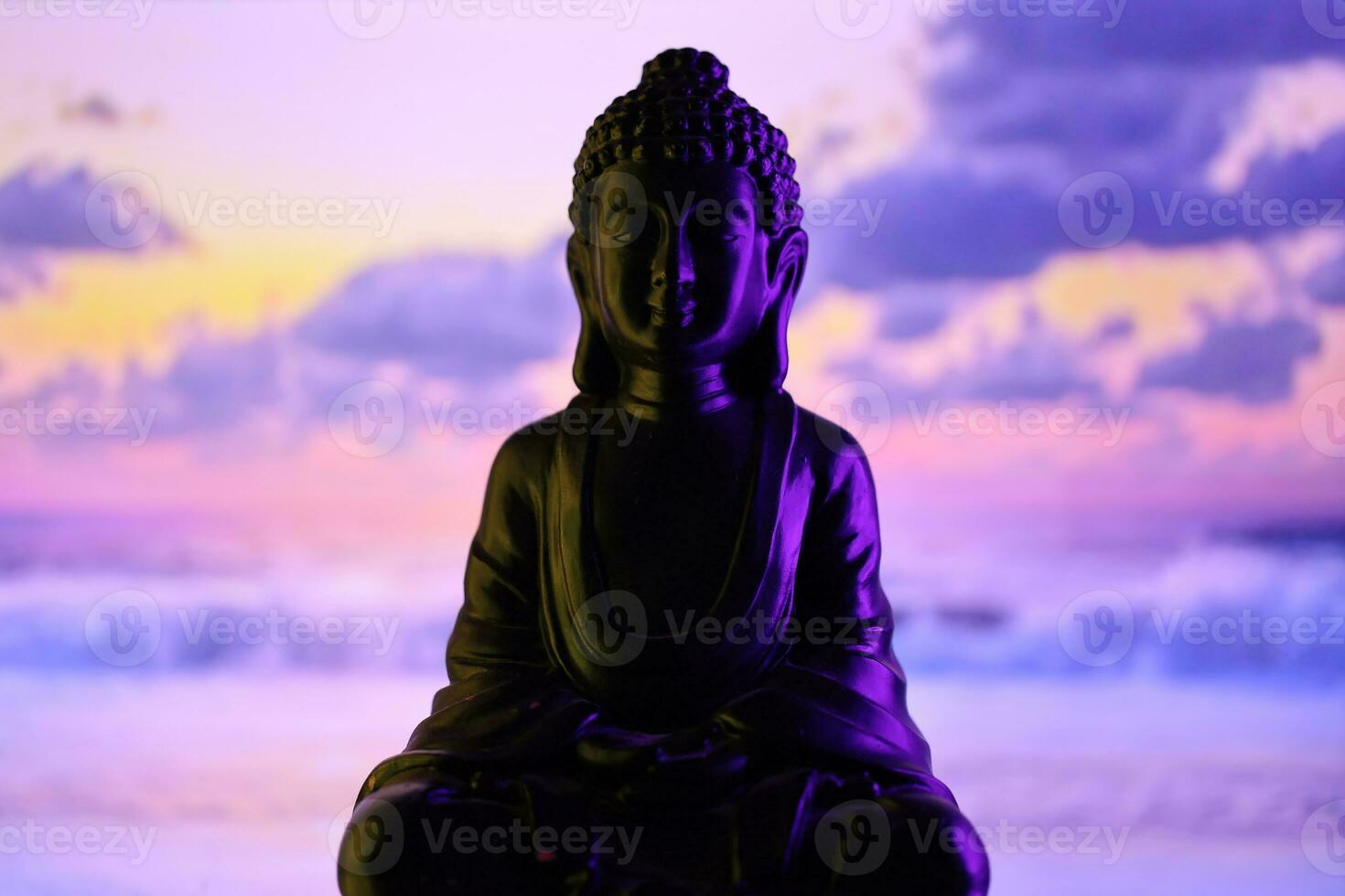 buddha purnima och Vesak dag begrepp, buddha staty med låg nyckel ljus mot skön och färgrik bakgrund. meditation foto