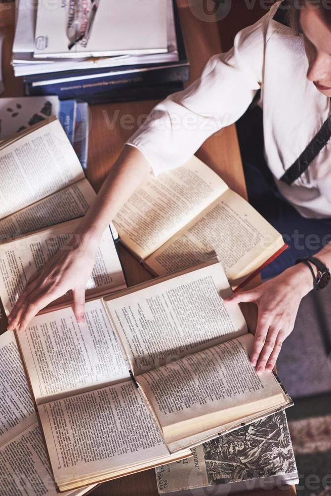 en titt på händerna på en ung studentflicka som håller en öppen bok på ukrainska. foto