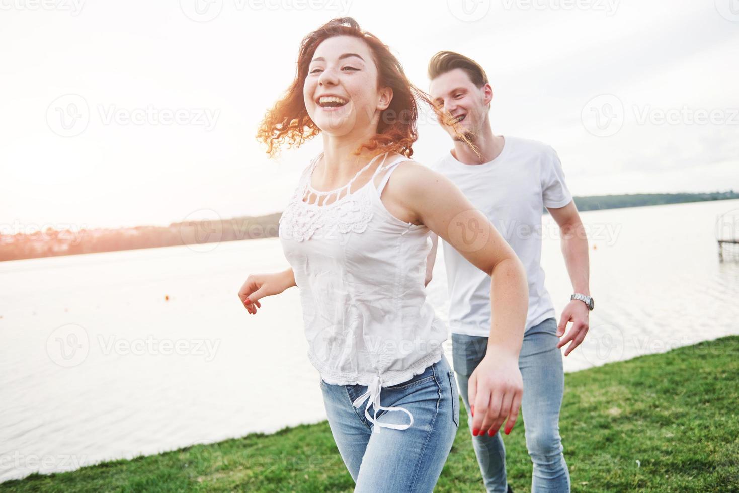 kärleksfull rolig lekfull lyckliga par på stranden. foto