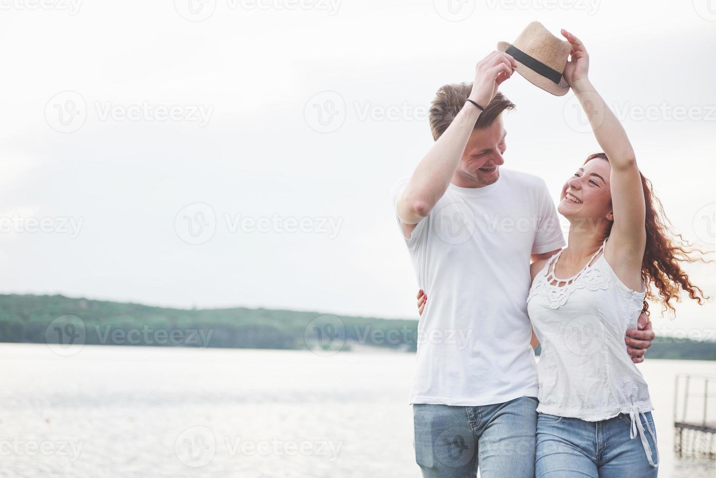 kärleksfull rolig lekfull lyckliga par på stranden. foto