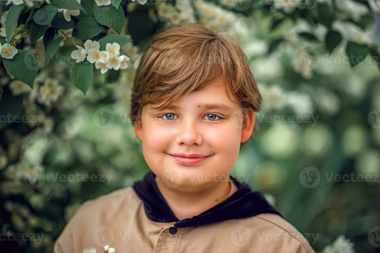en ung stilig pojke av europeisk utseende poser i blomma i natur. inte iscensatt porträtt av en pojke. dess en bra tid till koppla av. foto
