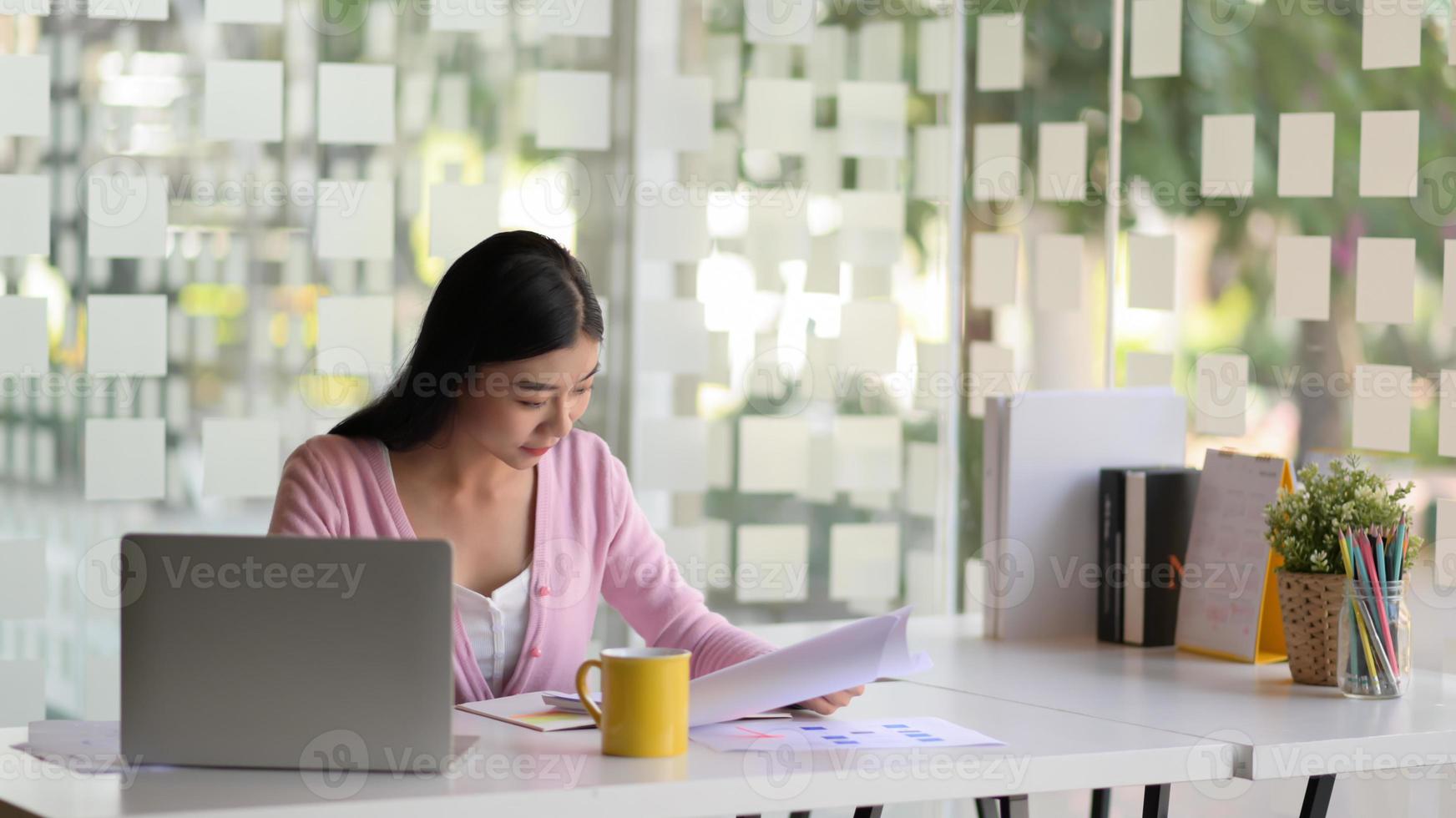 unga affärskvinnor planerar arbete för nästa år på kontorsdisken med kaffe på ett modernt kontor. foto
