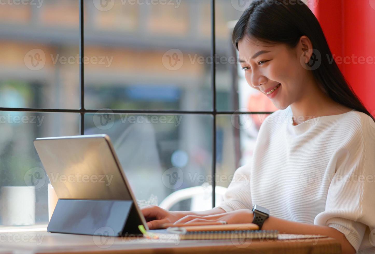 kvinnliga studenter använder en bärbar dator för att studera online hemma för att förhindra coronavirusutbrottet. foto