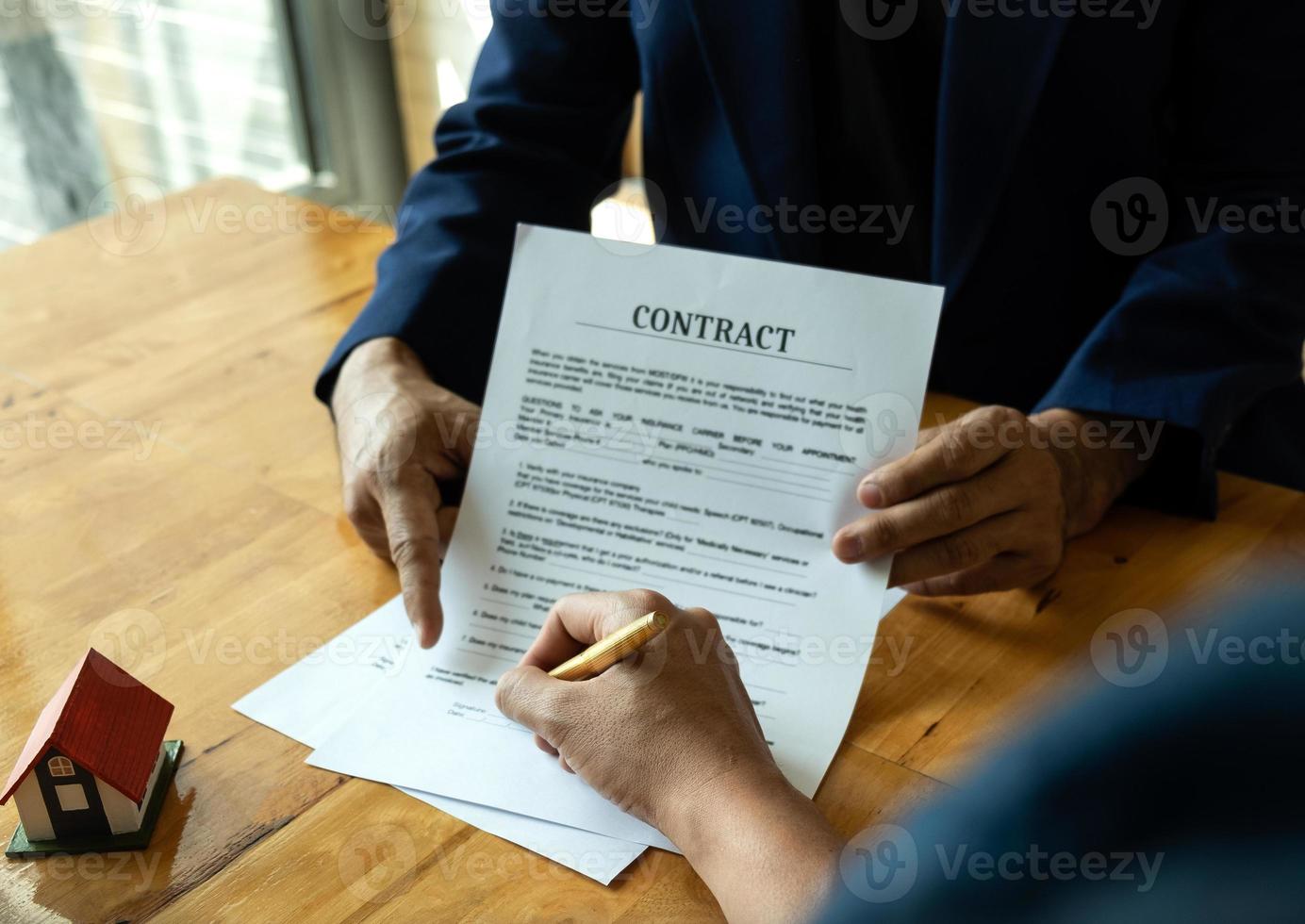 affärsidéer, pekar affärsmän på dokument som kunderna kan underteckna. foto
