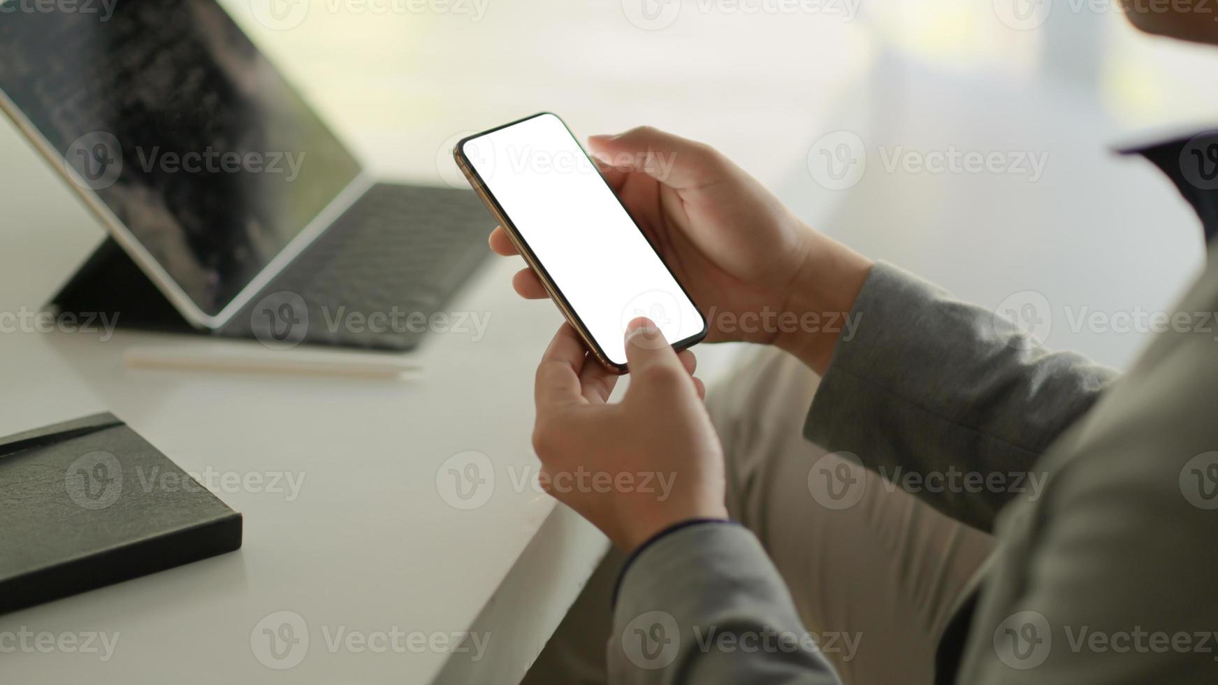 affärsmän som använder smartphone tom skärm. foto