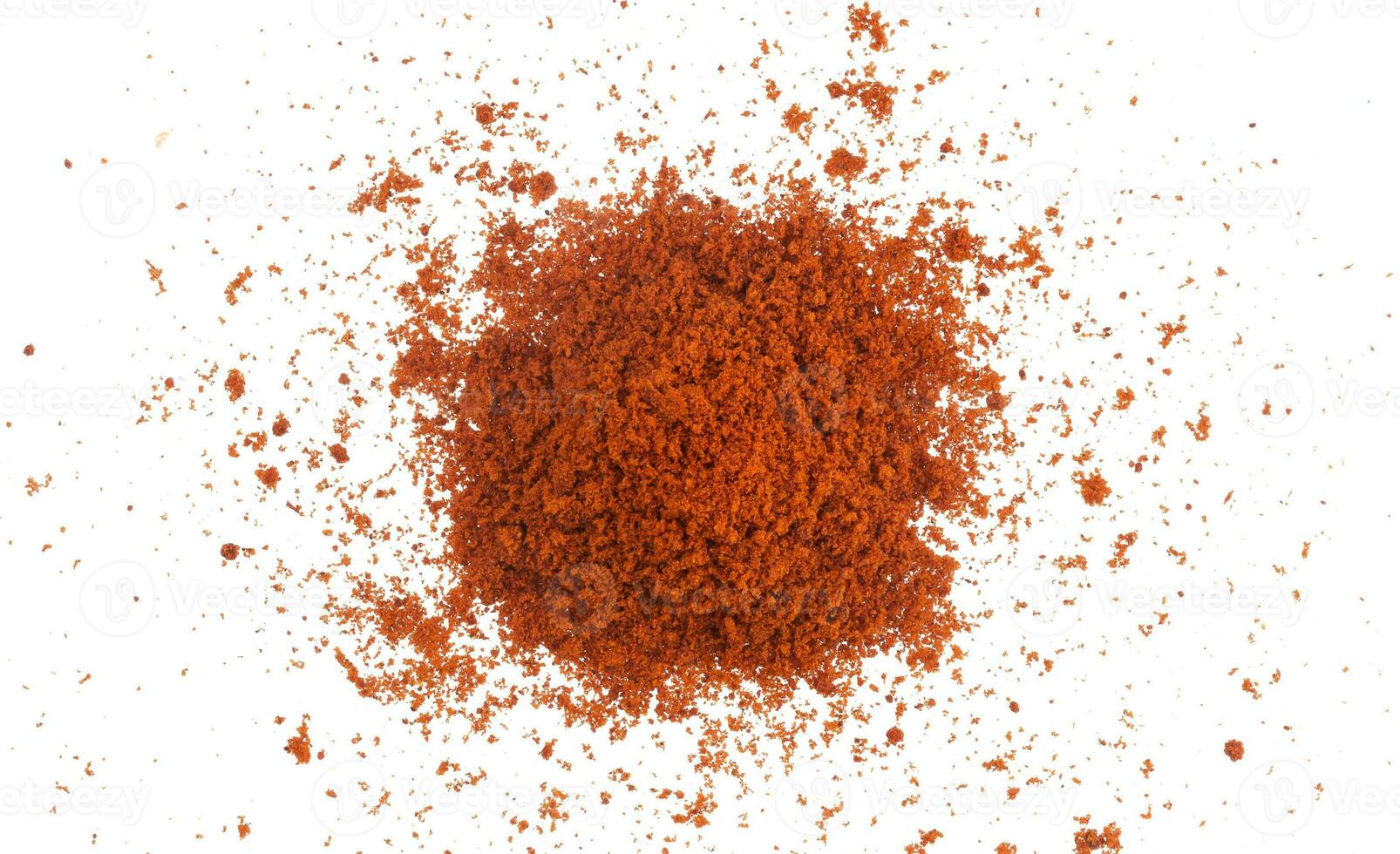 lugg av röd paprika pulver isolerat på vit bakgrund. topp se foto