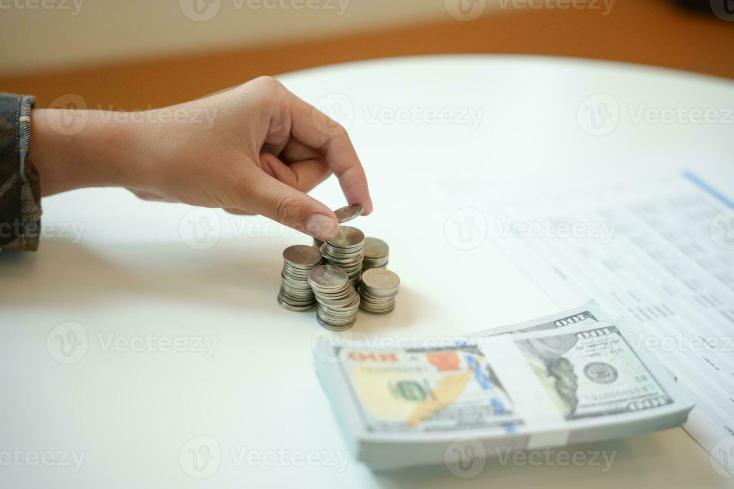 kvinna hand stack mynt växande företag. sparande pengar finansiell eller lån för förbereda i framtida finansiell försäkring begrepp foto