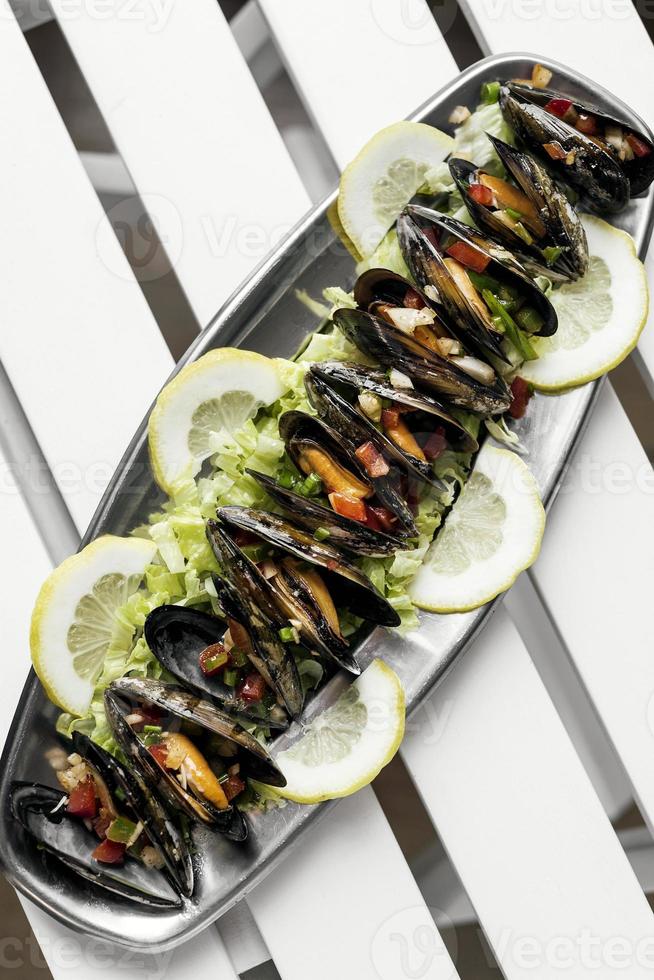 ångkokta musslor med pico de gallo tapasportion i barcelona foto