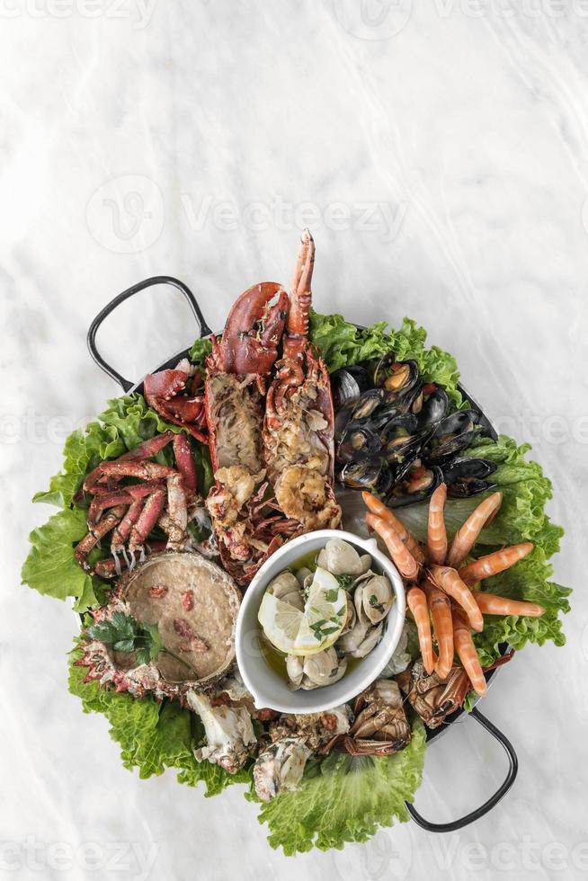 blandad färsk fisk och skaldjur gourmet tallrik på spanska restaurang bord foto