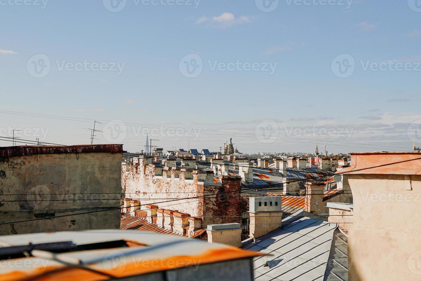 stadsbilden utsikt över hustaken i st. Petersburg. utsikt över hustaken foto