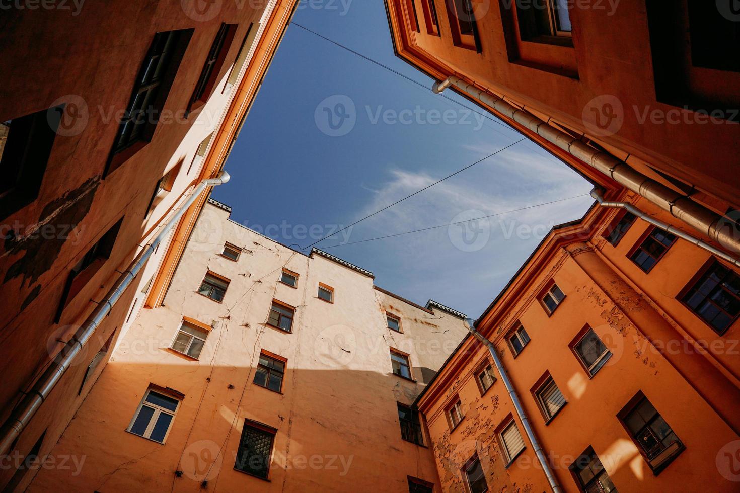 ryssland. gamla gårdar i mitten av st. Petersburg på sommaren foto