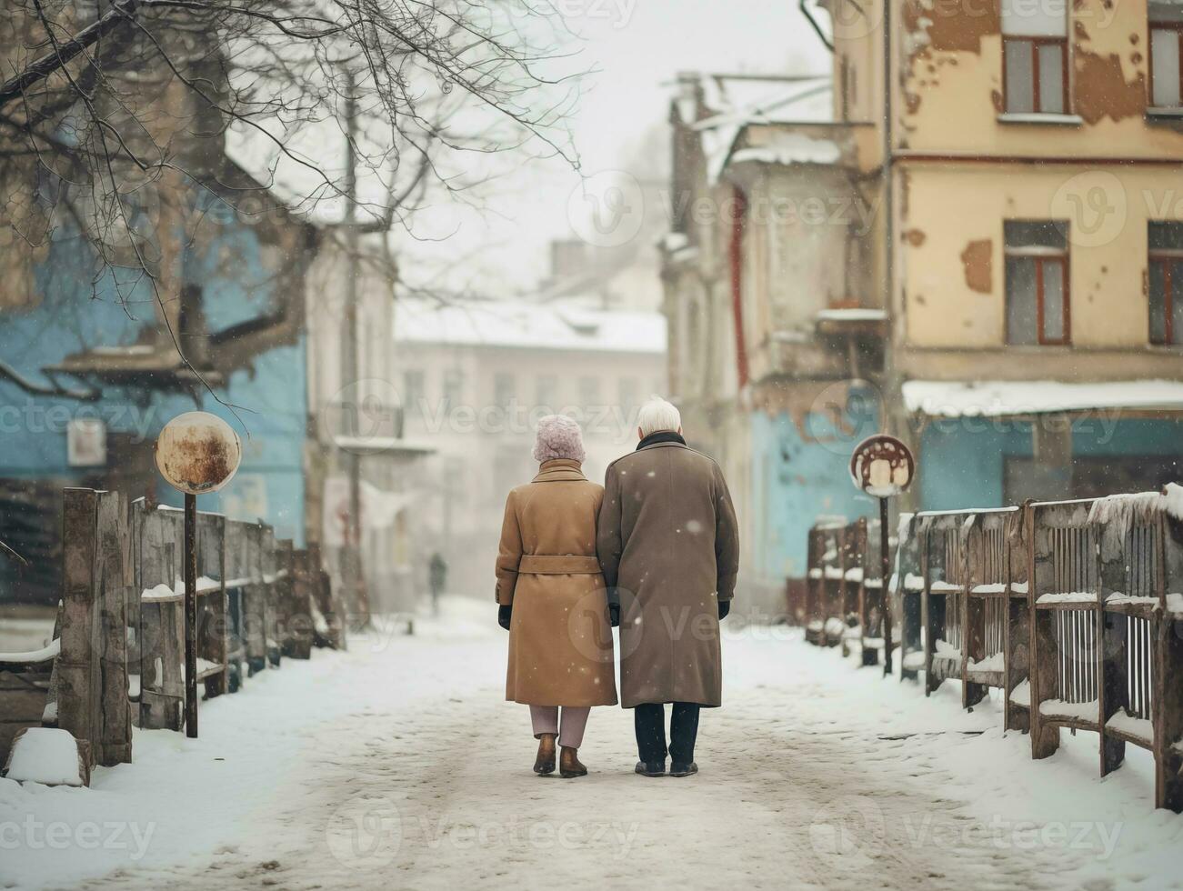 ai genererad ett äldre par promenader hand i hand längs en snöig gata. de se från de tillbaka. de kärlek av de äldre, vinter- högtider. ai genererad illustration. foto