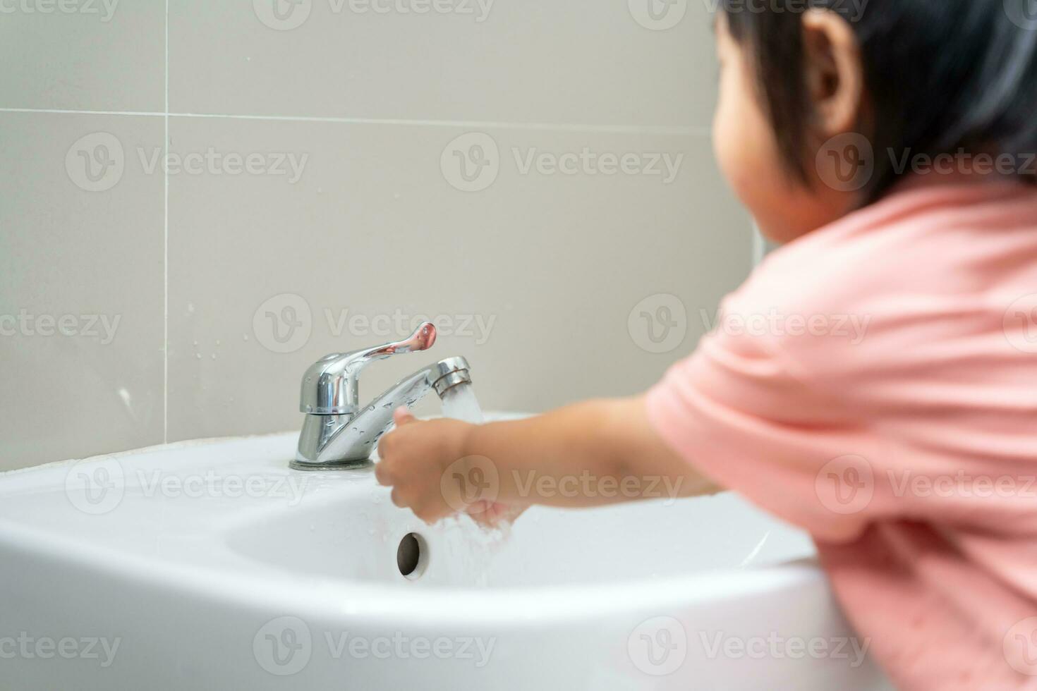 liten unge händer tvätta med tvål bubblor och Skölj med rena vatten till förhindra och sluta de spridning av bakterier efter tillbaka till Hem, virus eller covid19. Bra hälsa och Bra personlig hygien, virus, bakterie foto