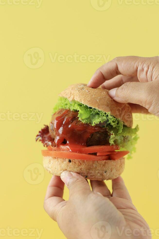 kvinna hand håll mini nötkött burger foto