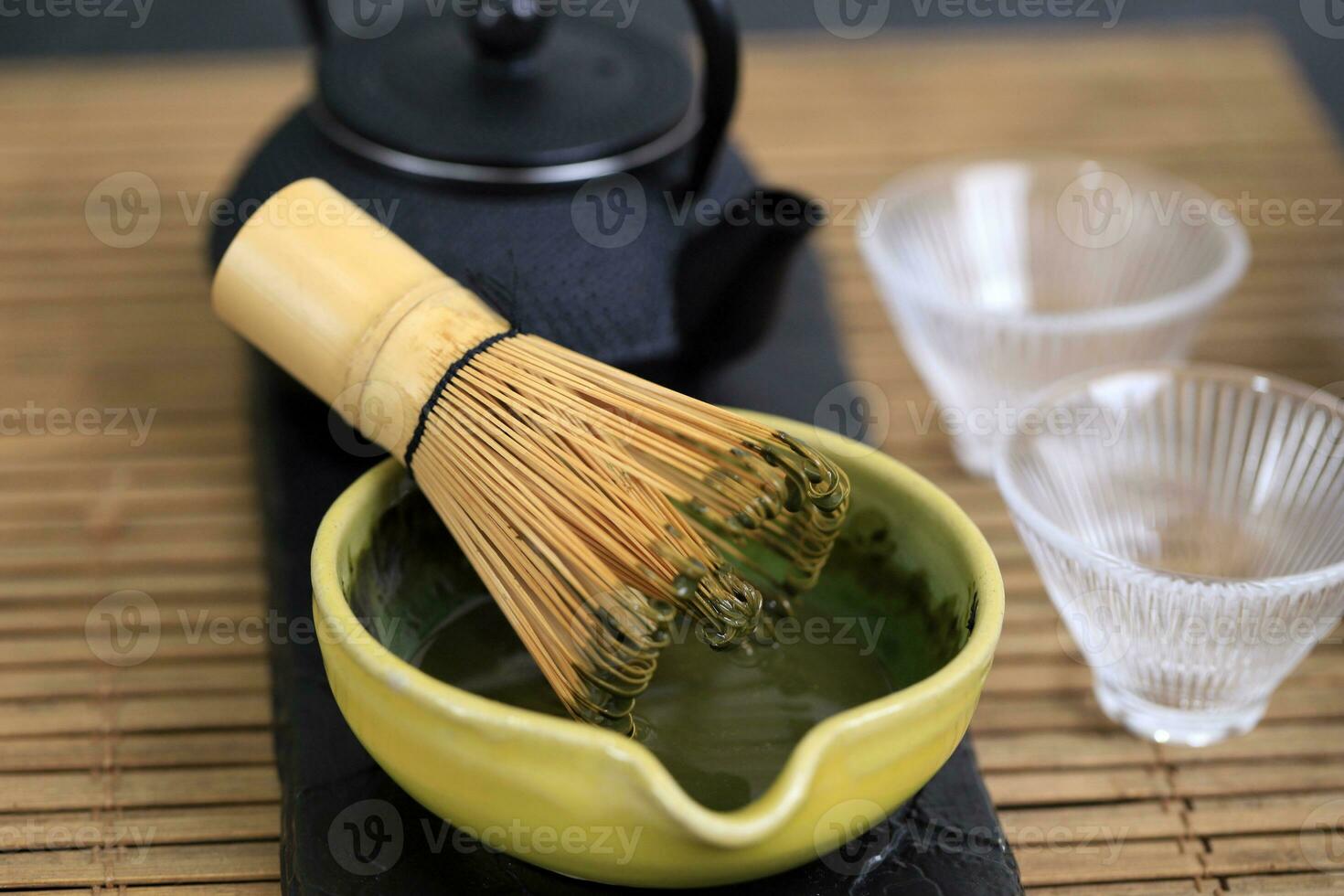 matcha vispa på grön te blanda skål foto