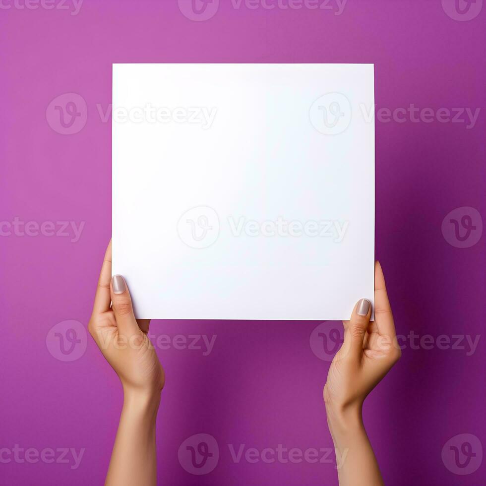 ai genererad händer presenter en tom vit affisch på lila bakgrund foto