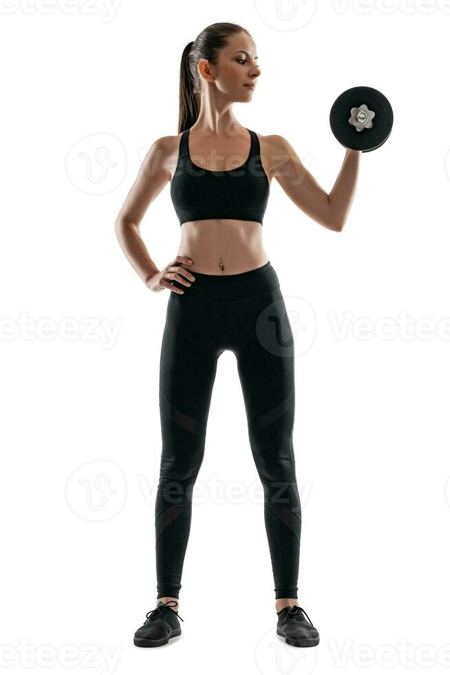 brunett kvinna i svart damasker, topp och gymnastikskor är Framställ isolerat på vit. kondition, Gym, friska livsstil begrepp. full längd. foto