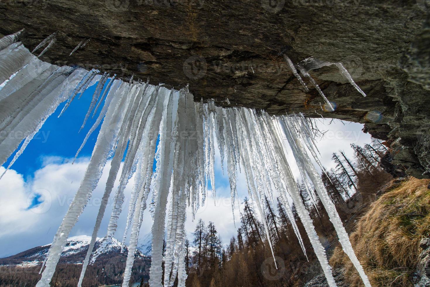 stalaktiter i en grotta i bergen på våren foto