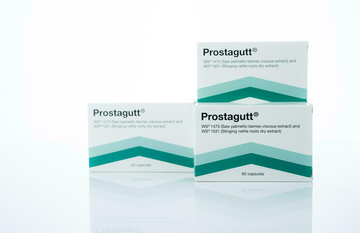 chonburi, thailand-oktober 8, 2023 prostagutt tillverkad förbi katalent Tyskland eberbach gmbh. fick syn på palmetto och nässla extrahera kapsel piller för godartad prostata hyperplasi behandling. wellness i bph. foto