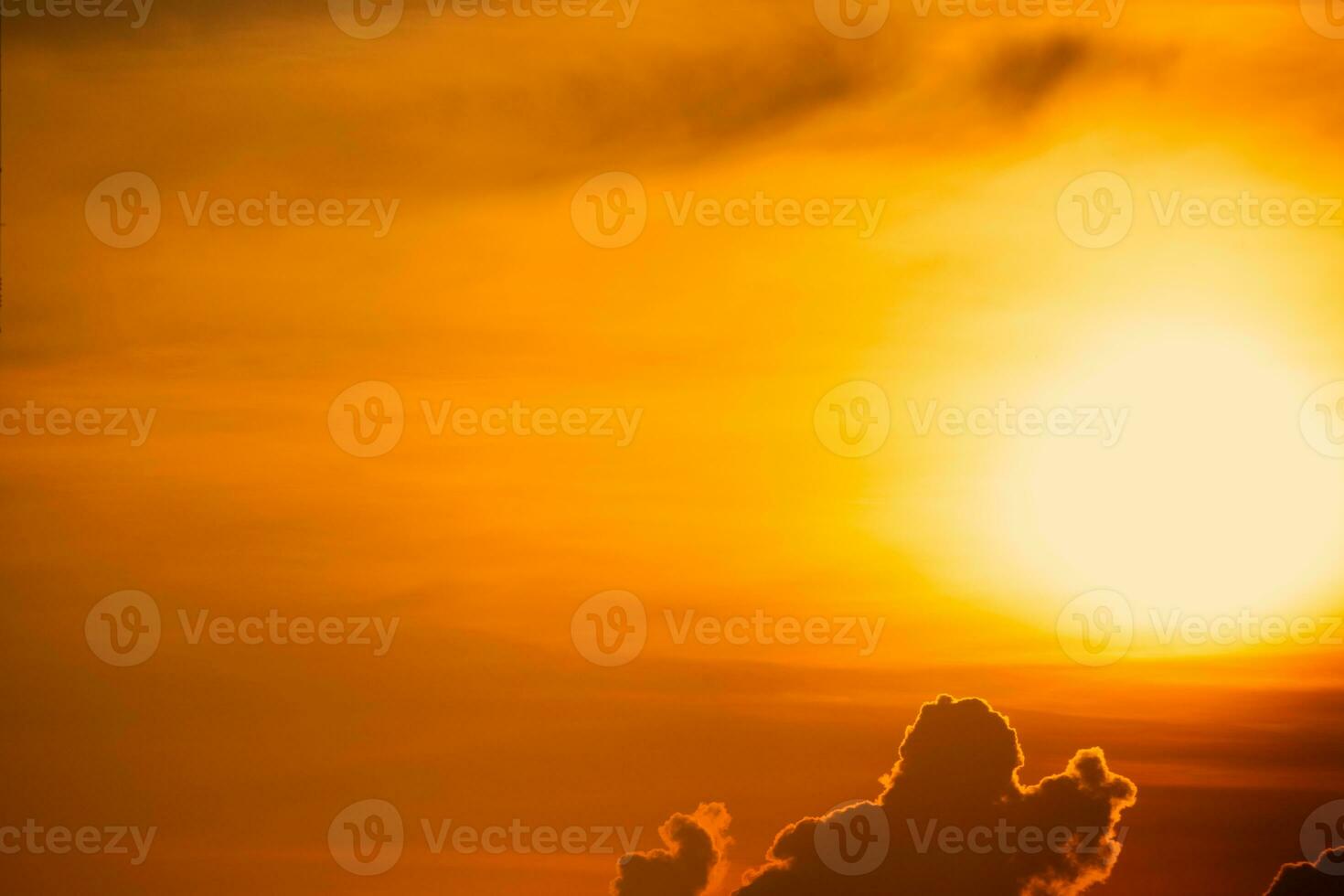 skön gyllene solnedgång himmel. dramatisk gul och orange himmel på solnedgång tid. fredlig och lugn scen. gyllene solnedgång himmel med en majestätisk Sol. gyllene solnedgång himmel med en stor Sol. naturskön landskap. foto