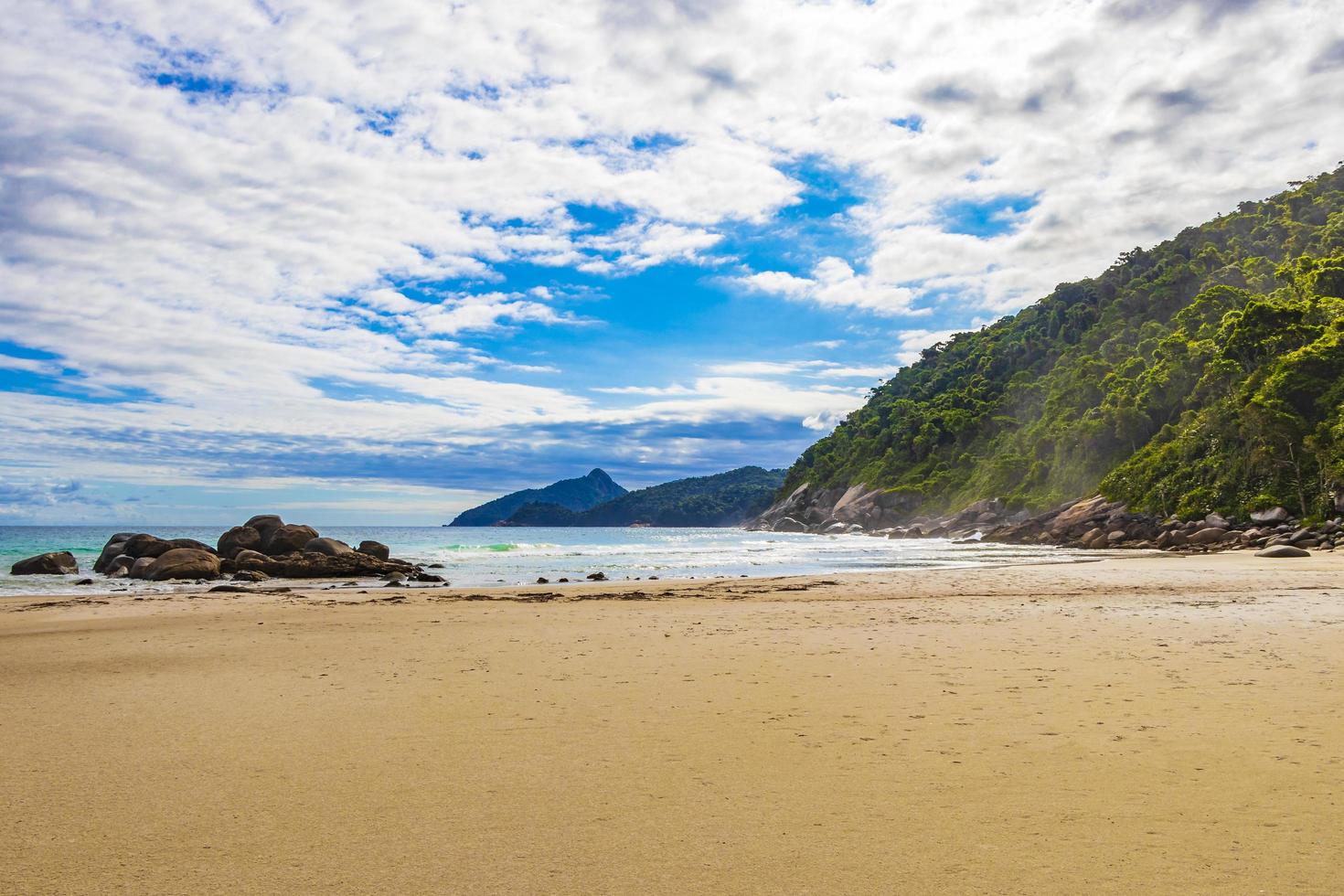 stor tropisk naturlig ö ilha grande santo antonio beach brazil. foto