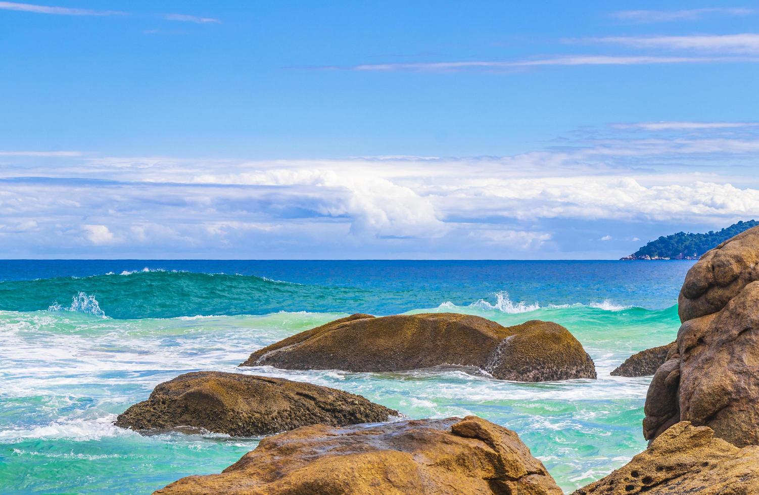 stenar vågor praia lopes mendes beach ilha grande ö brazil. foto