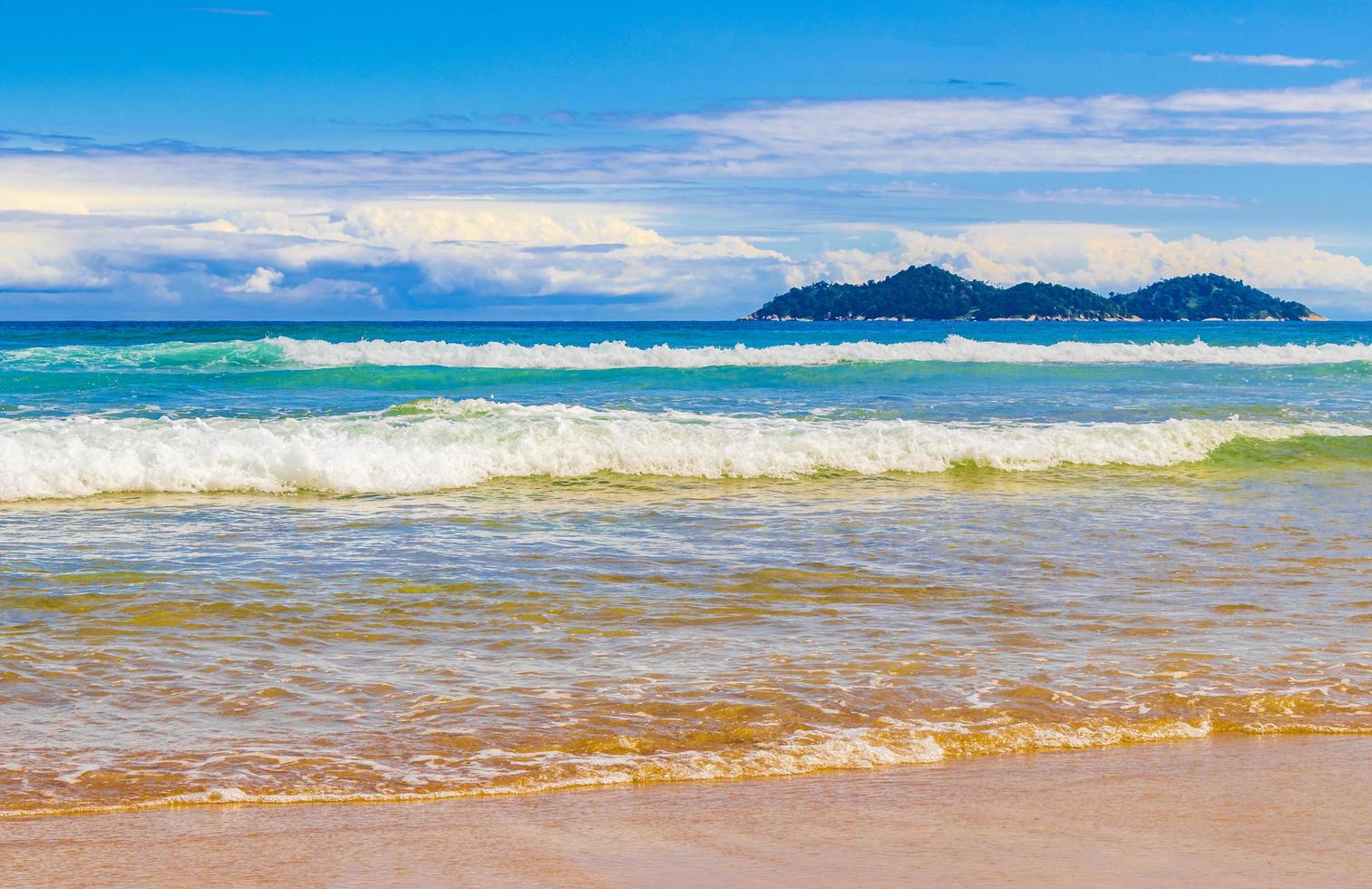 Praia Lopes Mendes Beach på den tropiska ön Ilha Grande Brasilien. foto