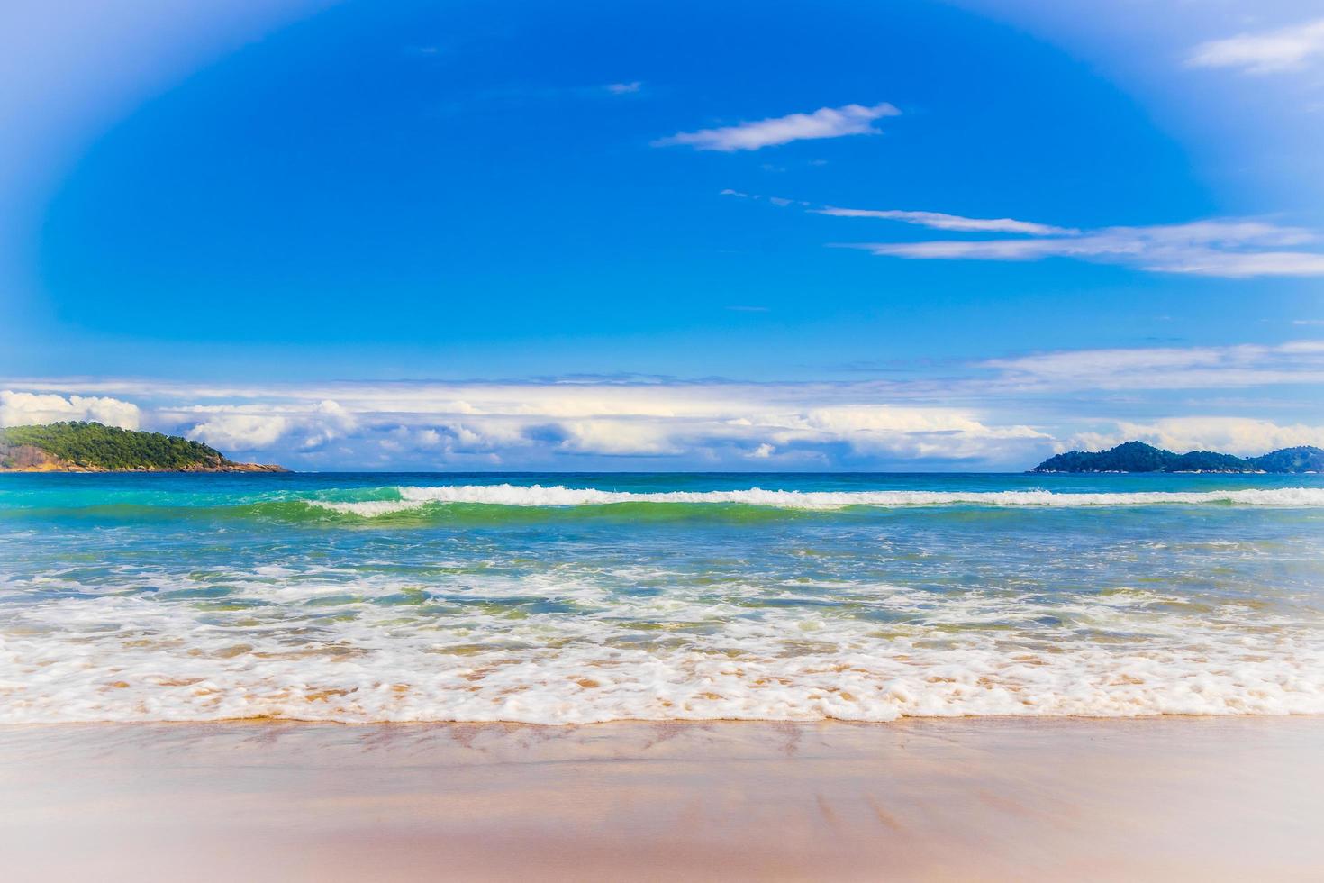 Praia Lopes Mendes Beach på den tropiska ön Ilha Grande Brasilien. foto