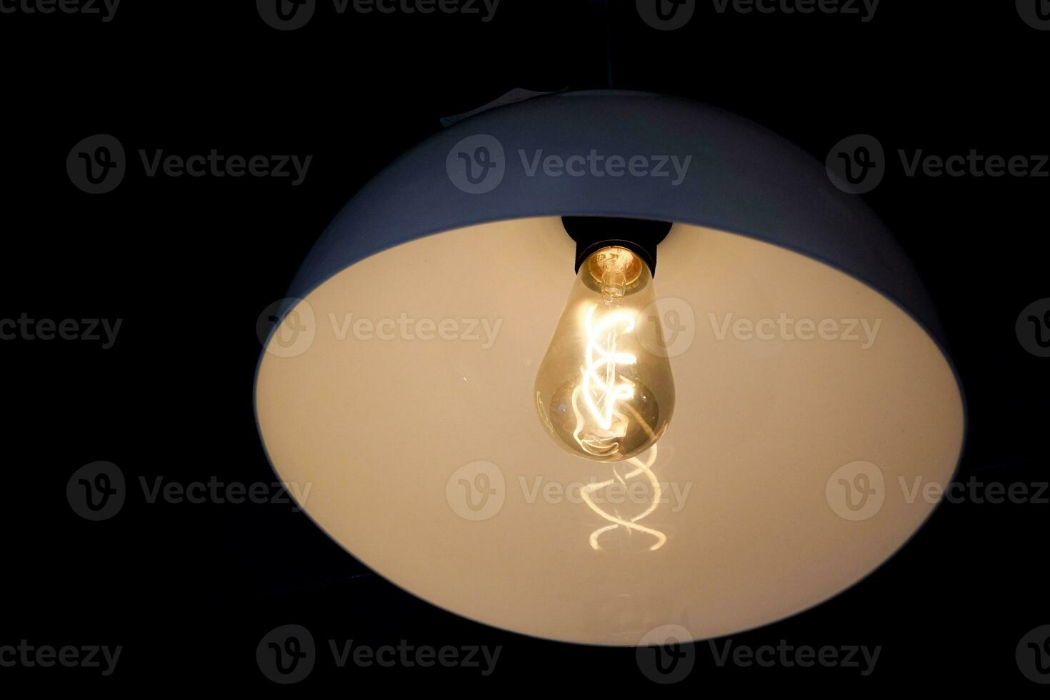 belysning dekor. Glödlampa med värma vit ljus foto