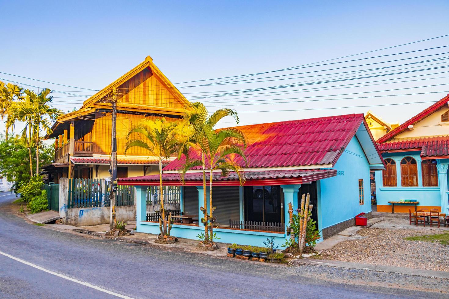 luang prabang, laos 2018- typiska färgglada gator i staden luang prabang laos foto