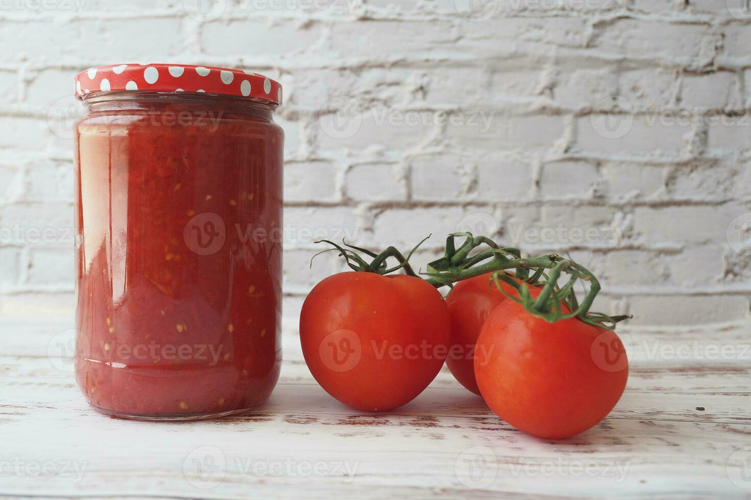 tomat juice i burkar är belägen på en tabell foto